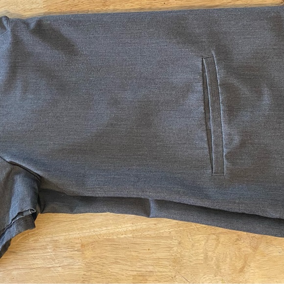 FIGS Casma 3-pocket scrub top in Graphite - small - Picture 2 of 4